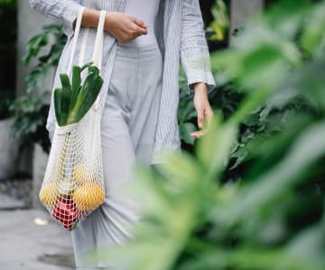 woman holding fruits